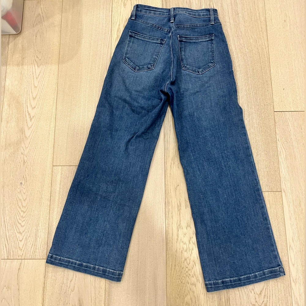 Wide leg, ankle length.